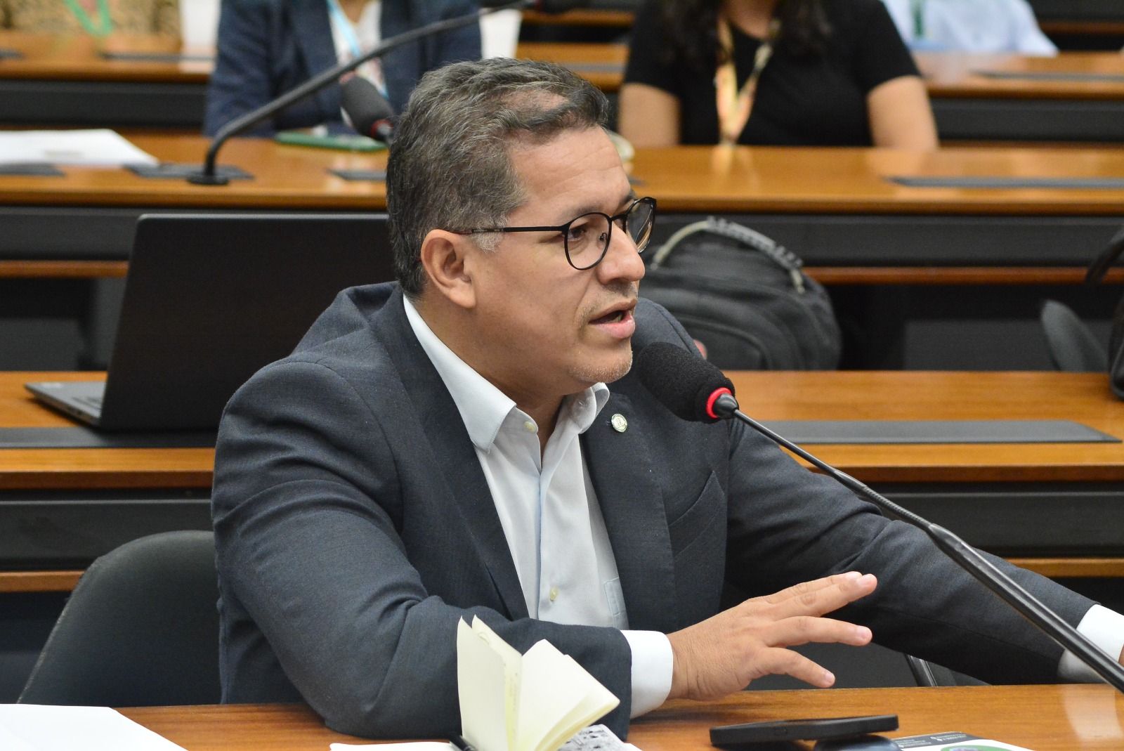 DORINALDO MICROFONE.jpg