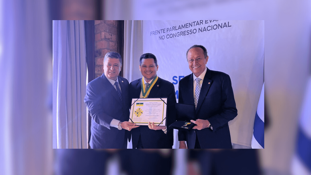 Senador Davi Alcolumbre recebe homenagem da Frente Parlamentar Evangélica