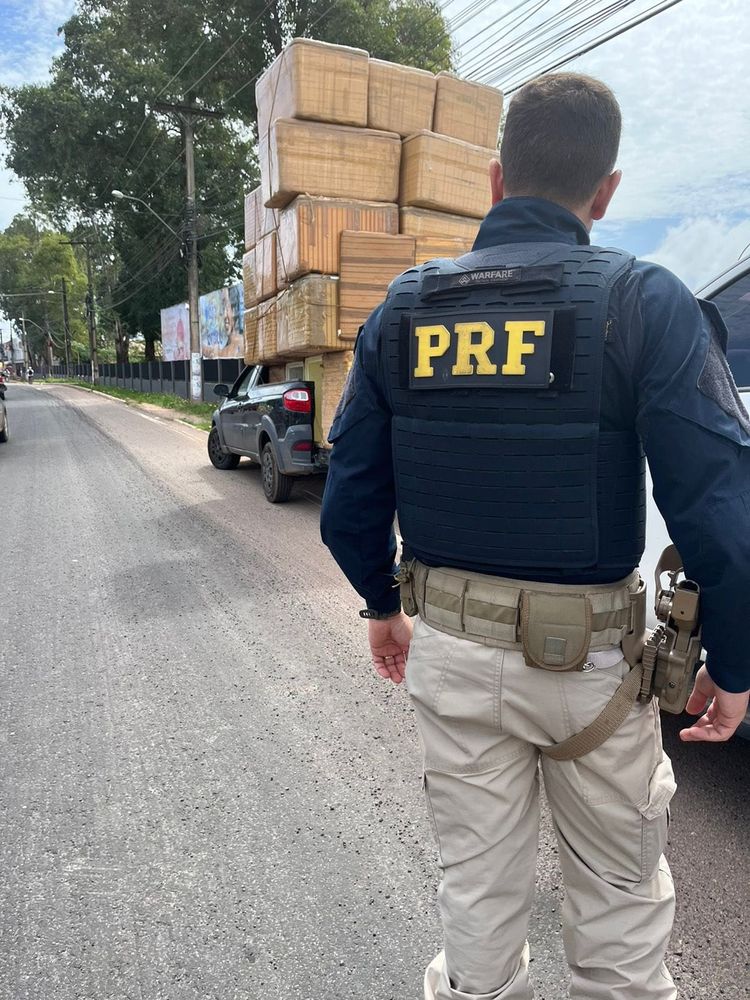 "Montanha de isopor": Veículo é flagrado com excesso de carga na BR-210