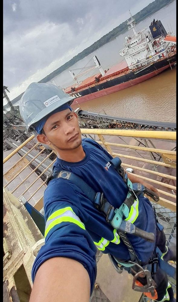 Operador cai em rio dentro de empilhadeira e está desparecido