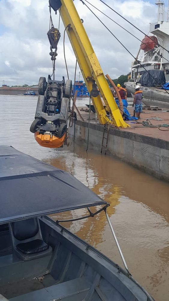 Empilhadeira é retirada de rio, mas operador continua desaparecido
