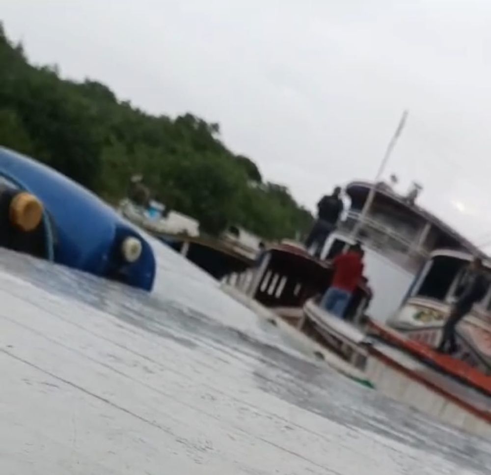 Suspeito de roubo é preso em embarcação após perseguição e tiro de alerta