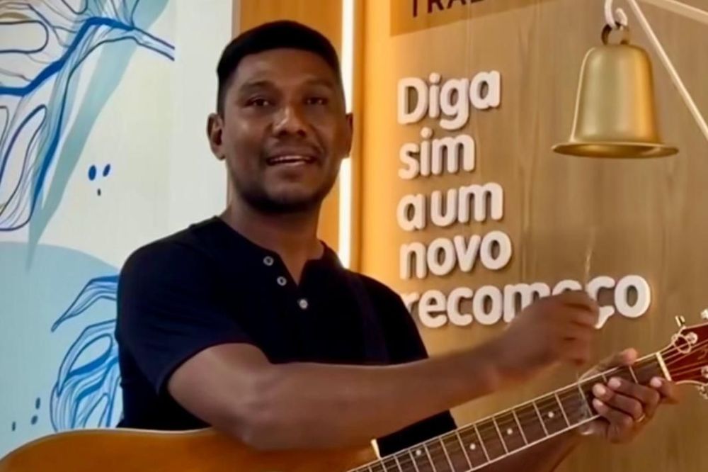 Som de Vitória!: Jardineiro usa música para celebrar a cura dos pacientes no centro de radioterapia do AP