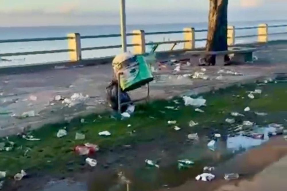 Muito Lixo!: Orla do Perpétuo Socorro amanhece tomada pela sujeira, em Macapá