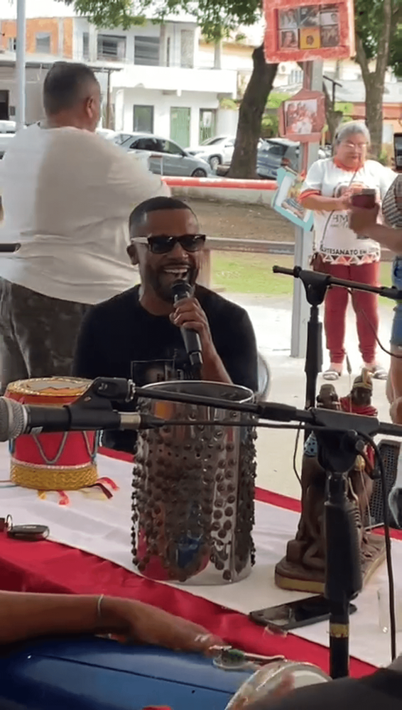 Antes de Show, Alexandre Pires dá palinha, na Praça Floriano Peixoto em Macapá
