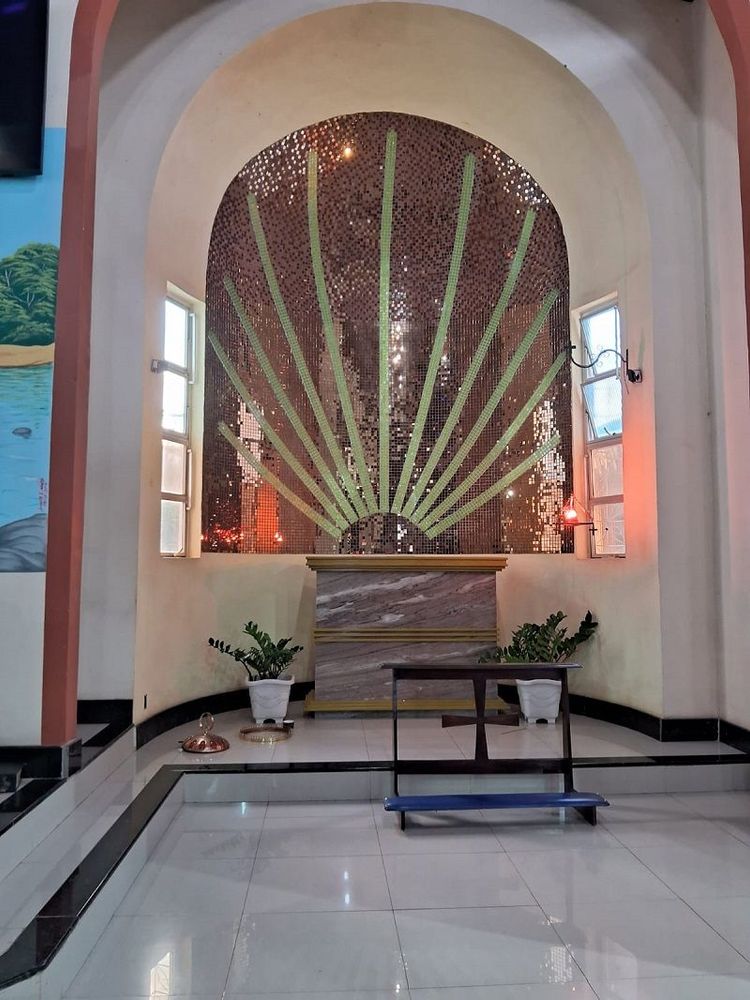 Criminosos invadem igreja, furtam objetos e destroem móveis