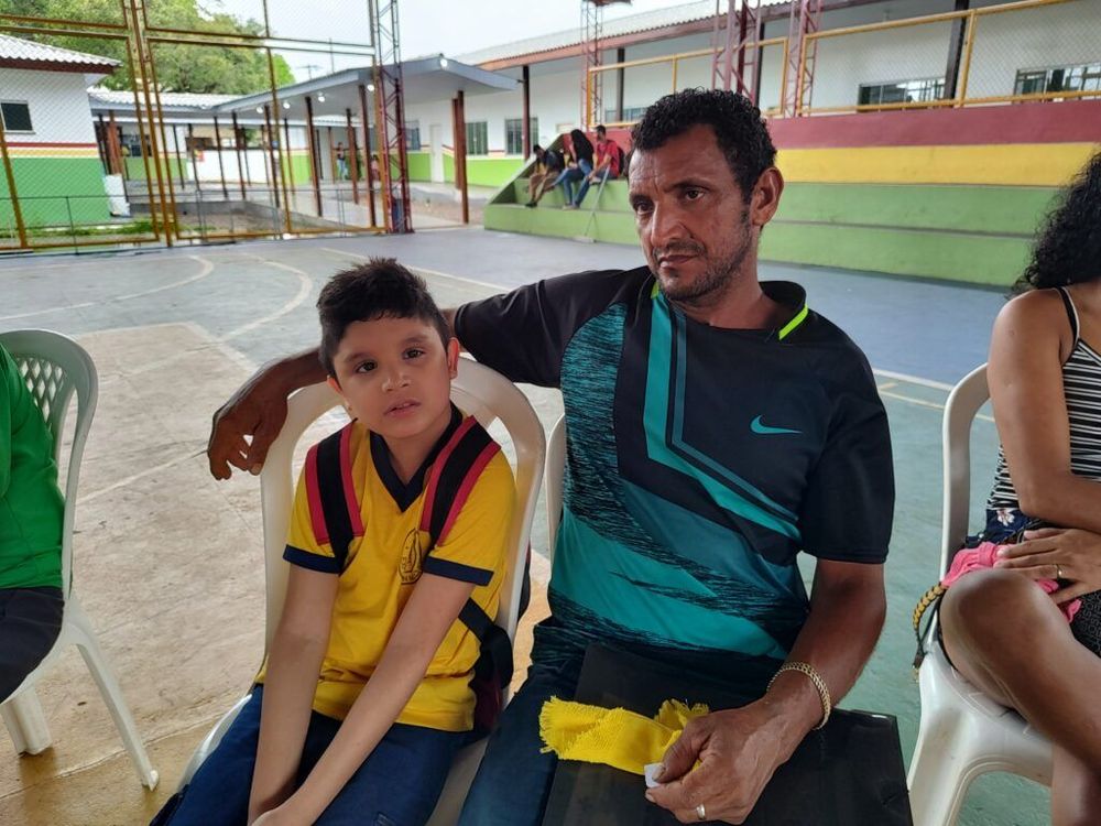 Pai que antes não podia trabalhar comemora felicidade de filho autista na escola