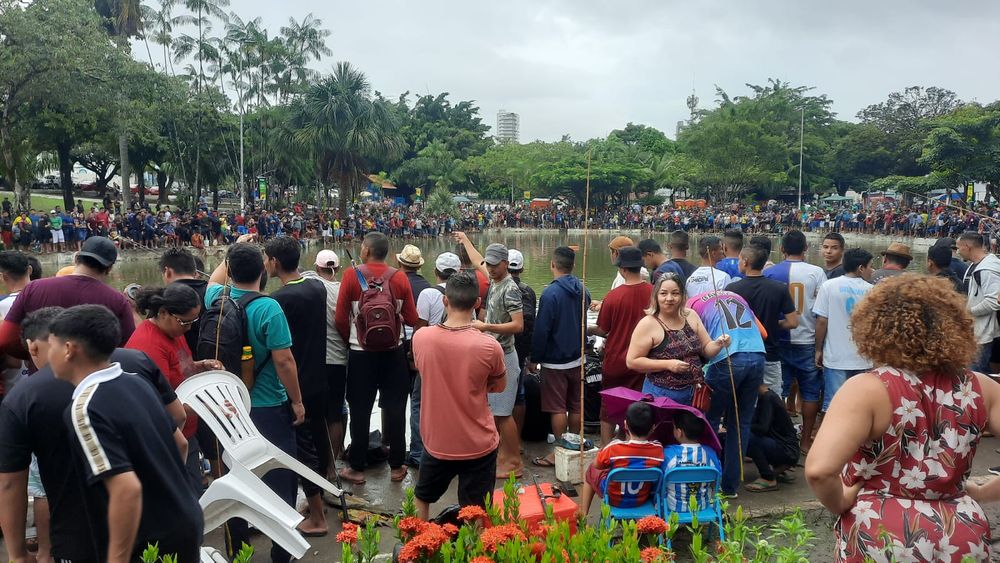 Macapá: Pescadores fisgam o almoço do feriado na Praça Floriano Peixoto