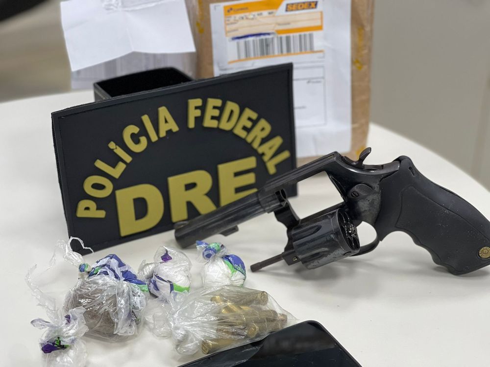 Polícia Federal e Correios interceptam encomenda contendo drogas, arma e munições