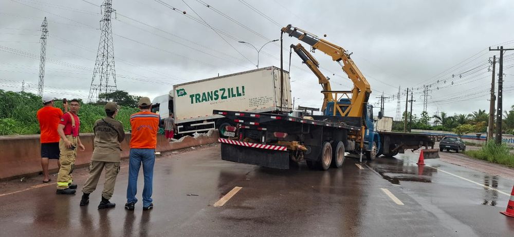 Macapá: Caminhão tomba na Rodovia Duca Serra e deixa o trânsito lento 