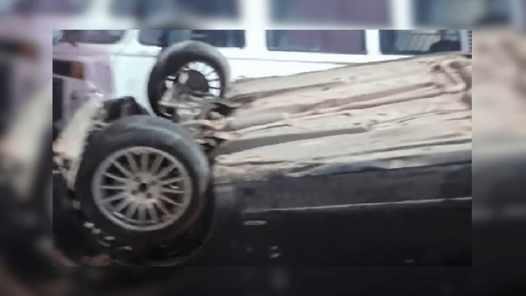 Carro fica com rodas pra cima após capotar numa curva