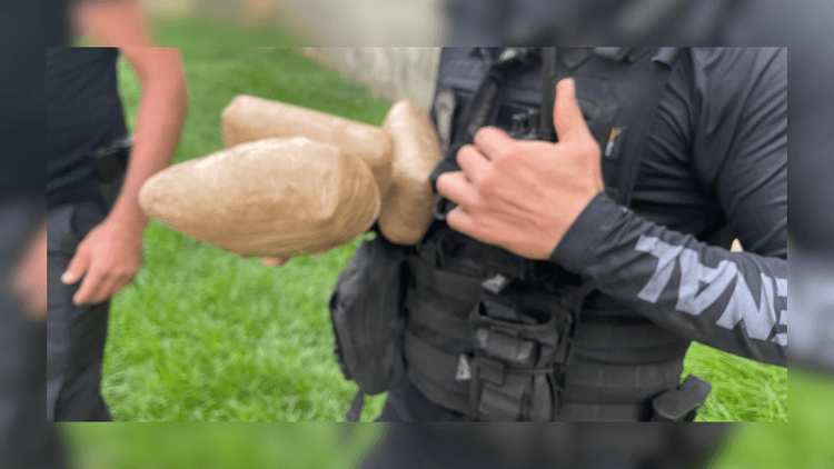 Homem tenta jogar drogas por cima da muralha do Iapen, mas plano falha