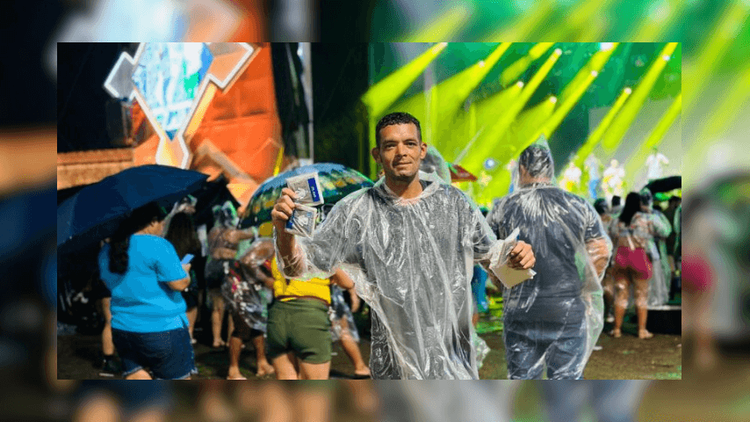 Baiano aproveita clima chuvoso para lucrar no Réveillon do Amapá; vendeu mais de mil capas