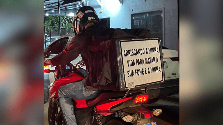 Desabafo do ‘corre’: Entregador de Macapá usa mochila para dar recado: ‘arriscando minha vida’