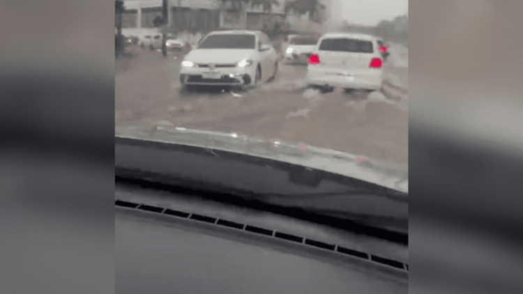 Muita água, xixica: Chuva forte alaga ruas e causa transtornos em Macapá