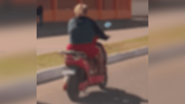 Preocupante: Mulher é registrada transportando criança na pedaleira de moto elétrica em Santana