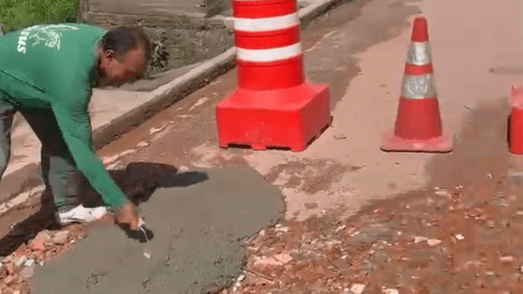 Macapá: Moradores fazem vaquinha e tapam buraco que atravessava rua de ponta a ponta