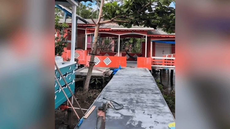 Casas de boneca?: Moradora faz tour por vilarejo de casinhas coloridas na Amazônia