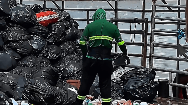 Desafio pelos rios: PMM enfrenta viagem de mais de 12 horas para retirar lixo do Bailique