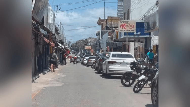 ‘Difícil trafegar’: Morador reclama de veículos estacionados em local proibido no Centro de Macapá