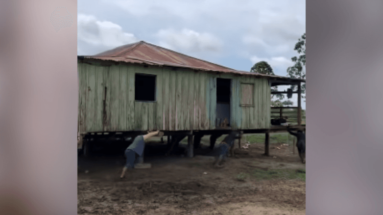 Mudança ribeirinha: Moradores unem forças para mudar casa inteira de lugar sobre trilhos