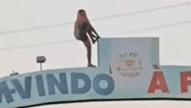 Macapá: Bombeiros resgatam mulher que ameaçava pular de pórtico na Fazendinha