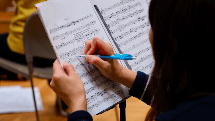 Do violão ao piano: Walkíria Lima abre 400 vagas para técnica vocal e instrumentos
