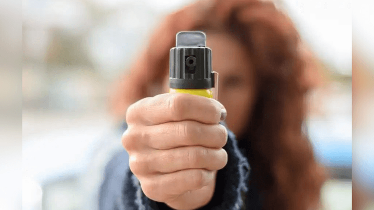 Você é a favor?: Câmara aprova projeto que libera venda de spray de pimenta para mulheres a partir de 16 anos