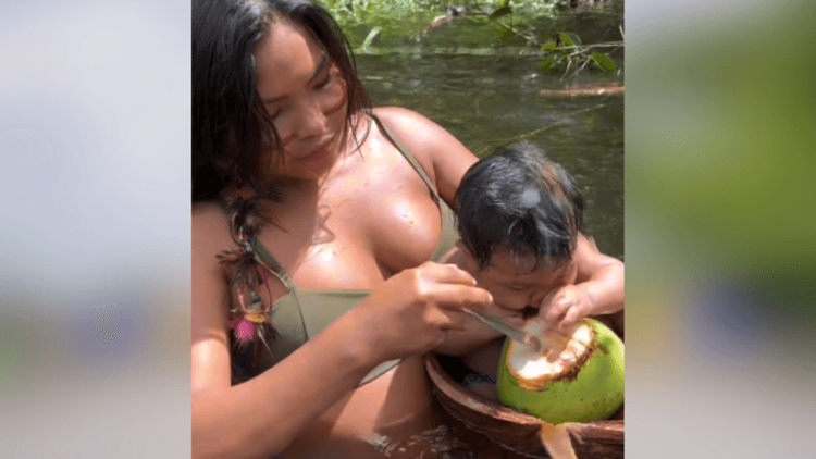 Banheira diferente: No rio, indígena lava o cabelo do bebê usando água de coco