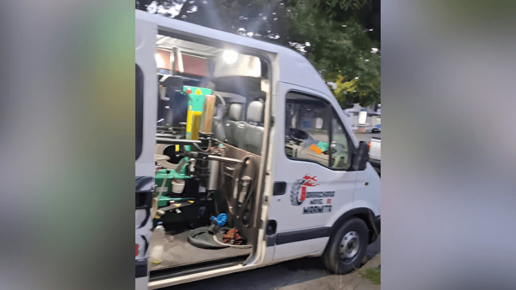 ‘Mão na roda’: Amapaense transforma van em borracharia móvel e atende motoristas onde estiverem