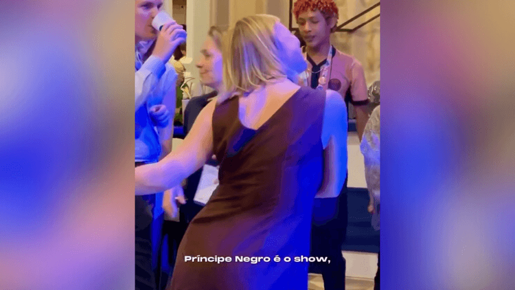 ‘Divando no Norte!’: Gringas não resistem ao ‘Príncipe Negro’ e caem no tecnobrega