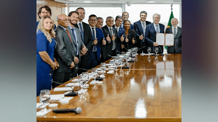 Direito garantido: Lula sanciona equiparação salarial a policiais do ex-território do AP; emenda de Dorinaldo garante auxílio-moradia