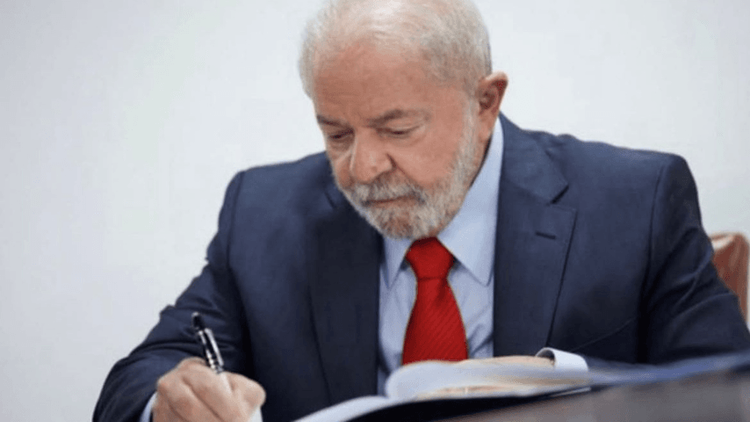 “Todes” de fora: Lula assina decreto que excluí linguagem neutra; entenda o que muda