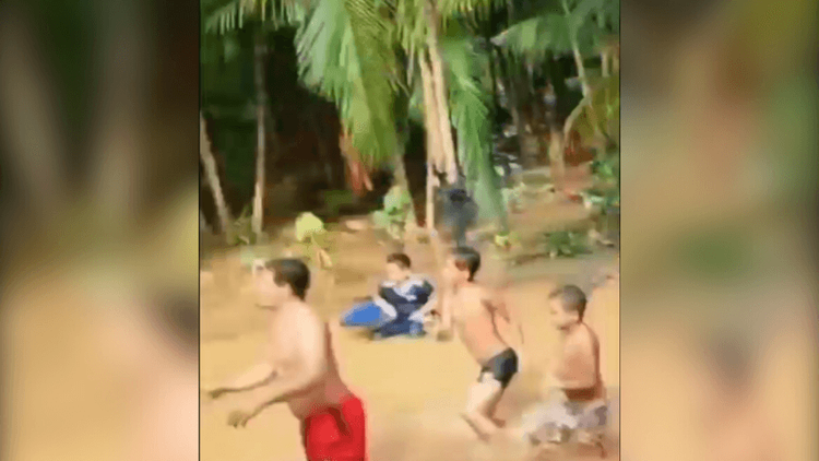 Fut’Água: Crianças ribeirinhas improvisam futebol em campinho alagado pelo inverno