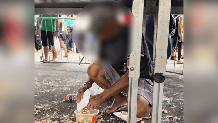 Tradição?: Enquanto uns levam baldes, idoso recolhe bolo do chão no Aniversário de Macapá