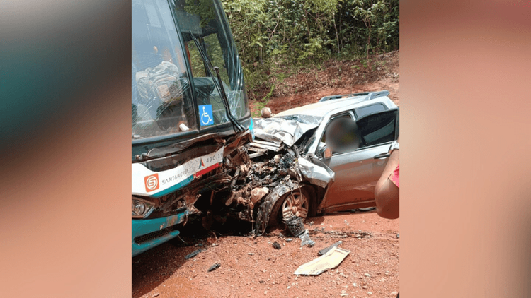 Acidente na BR-156: Colisão entre caminhonete e ônibus deixa motorista ferido