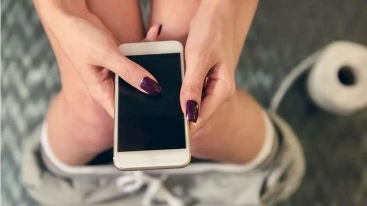Celular no Banheiro?: Ficar rolando o ‘feed’ no vaso pode favorecer o surgimento de hemorróidas