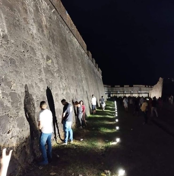 Foto flagra “XIXI COLETIVO” nas muralhas da Fortaleza de São José