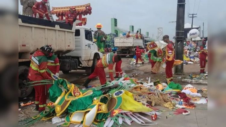Força-tarefa garante limpeza da área do Sambódromo, após desfiles de Carnaval