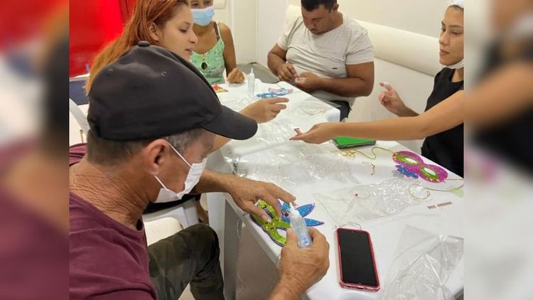 Pacientes do HE têm momento de lazer com oficina de máscaras de Carnaval