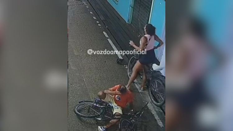 Cuidado ao pedalar: Homem se distrai e é atingido por por ciclista, em passarela de Afuá