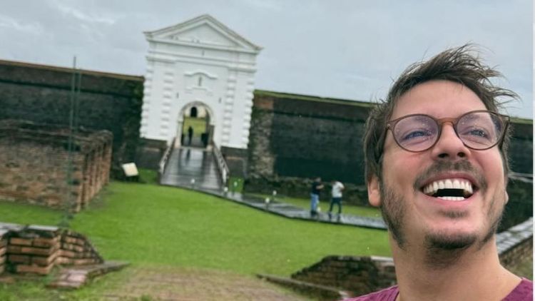 Fábio Porchat: Humorista curte a chuva na Fortaleza de São José