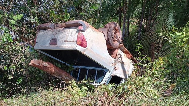 Carro do IBGE cai em barranco na BR-210 e servidores tomam susto
