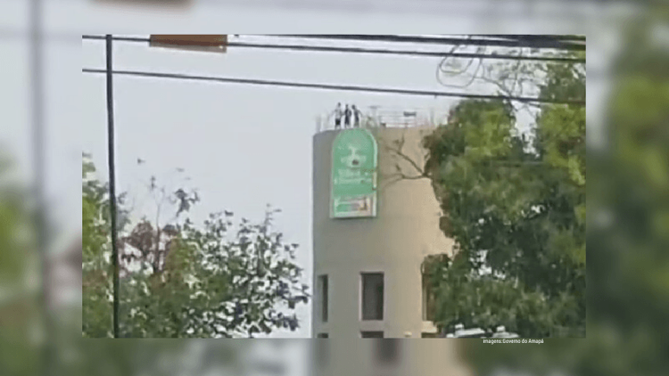 Perigo: Crianças brincam em caixa d’água de mais de 30 metros em habitacional