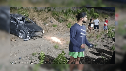 Norte-Sul: Carro capota várias vezes; motorista sai ileso e fala ao telefone