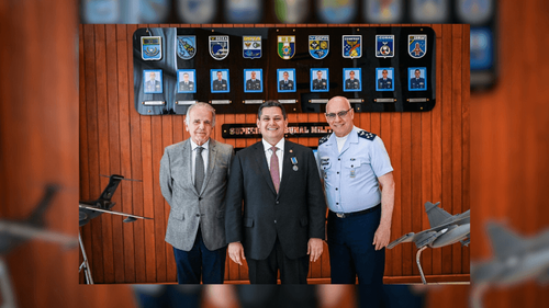 Davi Alcolumbre é condecorado com a Medalha Mérito Santos Dumont pela Aeronáutica