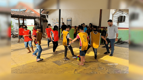 Estudantes jogam futebol de olhos vendados em homenagem a pessoa com deficiência