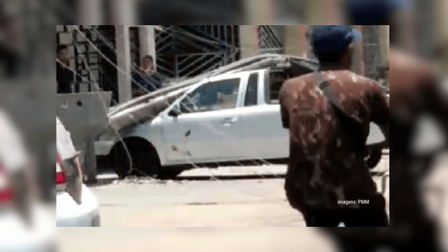 Caminhão derruba poste, danifica carro e a rede elétrica, em área central de Macapá
