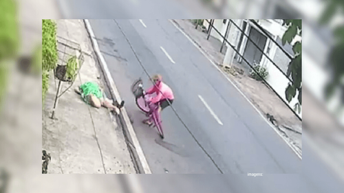 Sem chance: bandido "se joga" em vítima para roubar a bicicleta