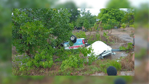 Ambulância com 4 pessoas capota na BR-156; ninguém morreu